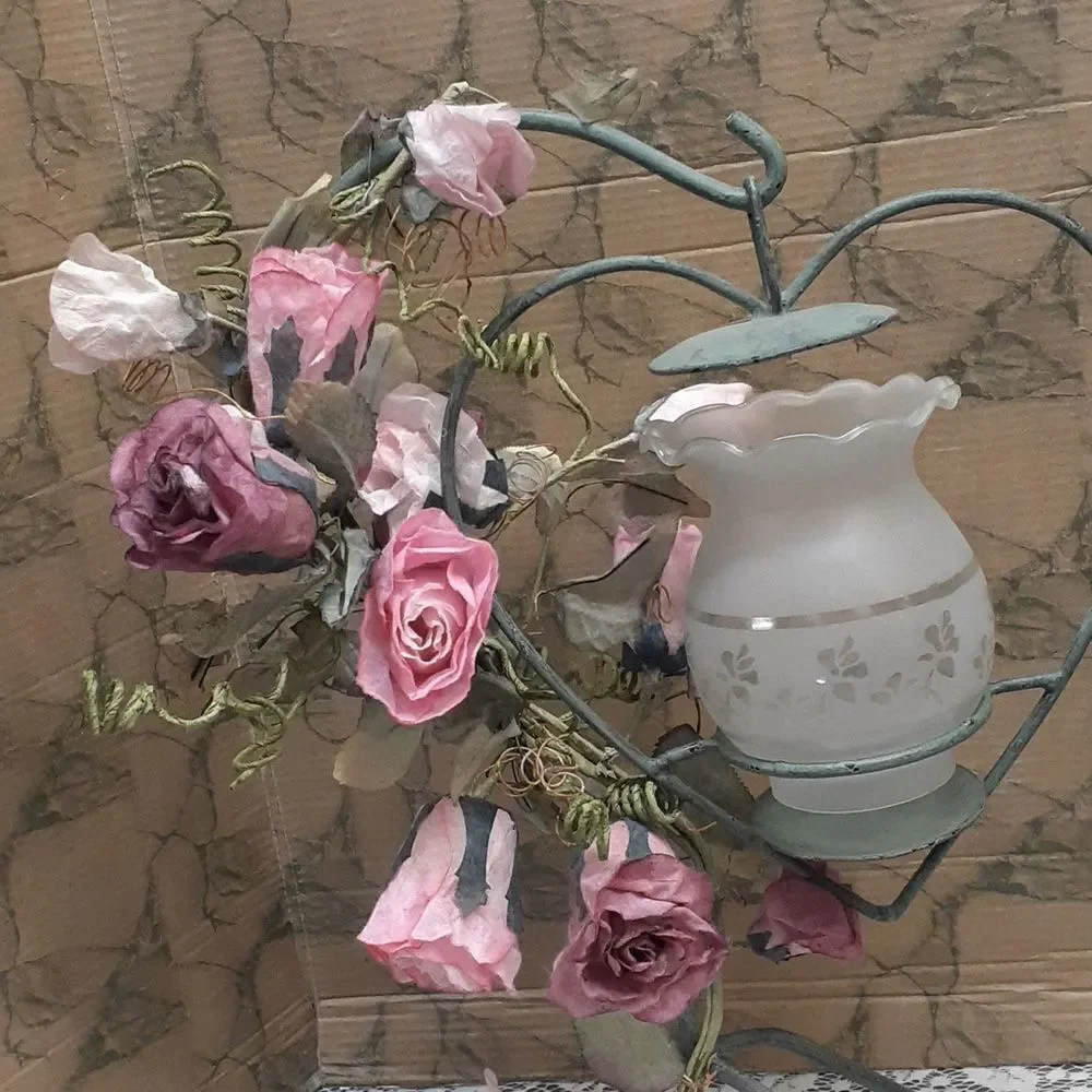 -‎ Verde Green metal hanging heart candlelight with pink roses.
